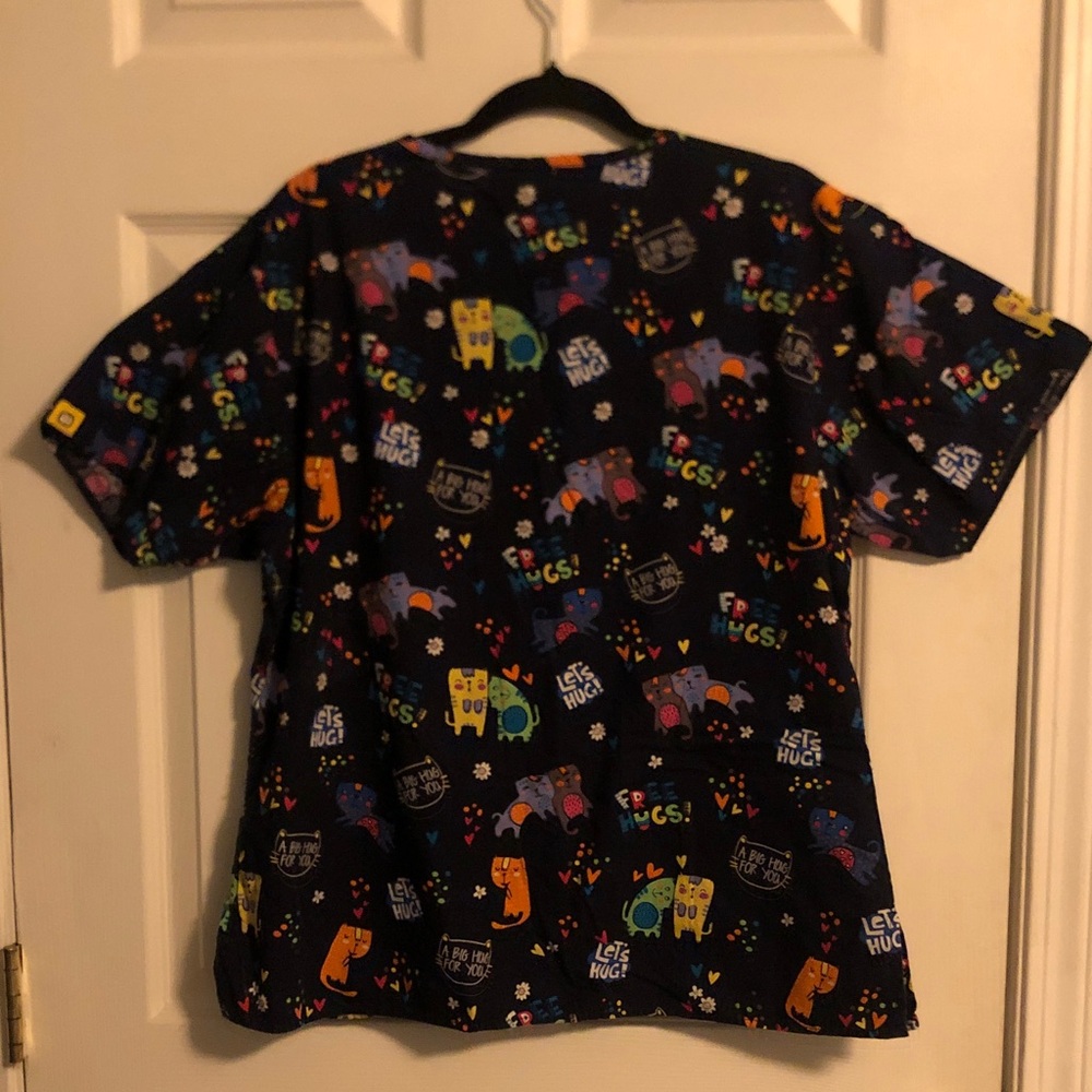 Cat themed WonderWink Graphic scrub top Multicolor - Picture 3 of 5